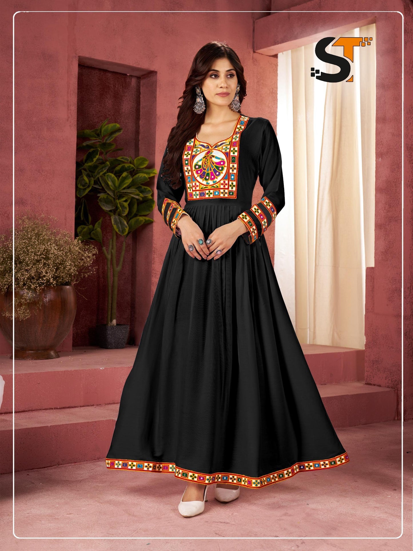 Black Elegant floor-length Gown